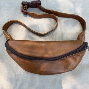 Vintage 100% leather Fanny pack/crossbody bag. Made in Colombia.